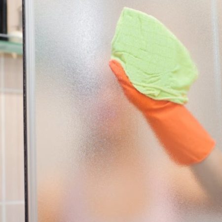 Comment nettoyer les portes de douche en verre
