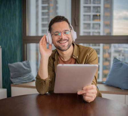 Comment les outils de collaboration en ligne peuvent-ils faciliter la gestion des retours et des réclamations clients ?