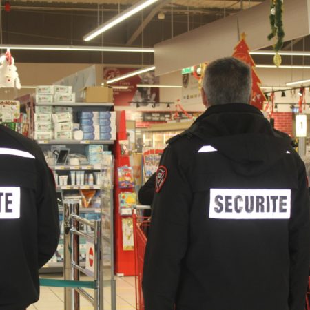Quel est le processus de communication entre les agents de sécurité et la direction du magasin ?