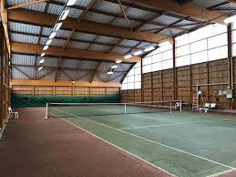 Comment Service Tennis Intègre-t-il des Solutions d’Ombre et de Protection Solaire dans ses Courts de Tennis à Mougins ?