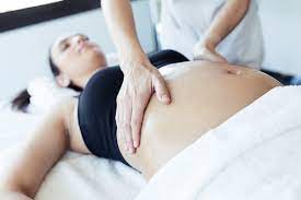 Les femmes enceintes à Lyon : Pourquoi consultent-elles un ostéopathe pour des problèmes de digestion ?