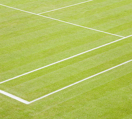 Quelles sont les étapes de préparation du sol nécessaires avant la pose du gazon synthétique pour un court de tennis dans un hôtel de luxe à Nice ?