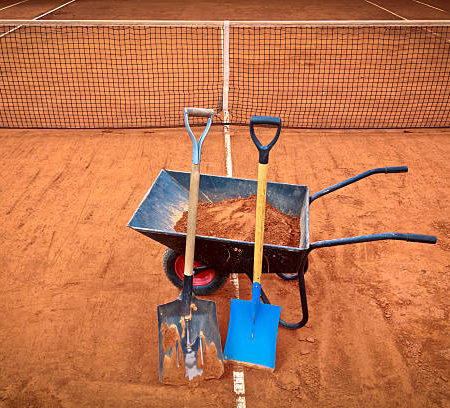 Comment évaluer l’état actuel d’un court de tennis avant sa rénovation pour les hôtels à Nice dans les Alpes-Maritimes ?