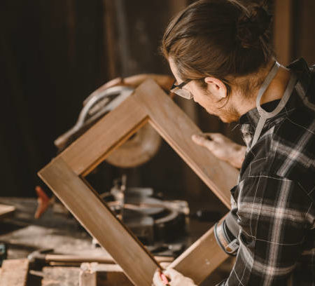 Comment le charpentier Craponne traditionnel a-t-elle évolué pour intégrer des techniques modernes tout en préservant son authenticité et son savoir-faire ancestral ?