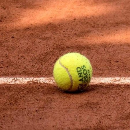 Les produits et équipements essentiels pour l’entretien d’un court de tennis en terre battue à Bourg-en-Bresse