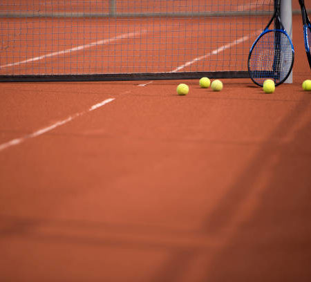 Comment Maintenir la Texture Idéale de la Terre Battue sur un Court de Tennis à Colombes