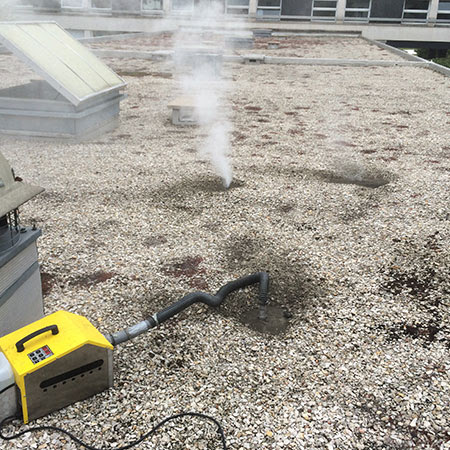 Comment les professionnels à Lyon détectent-ils les fuites sur les toitures en bac acier?