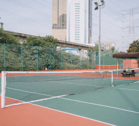 Comment minimiser l’impact environnemental lors de la rénovation d’un court de tennis en béton poreux à Auxerre ?