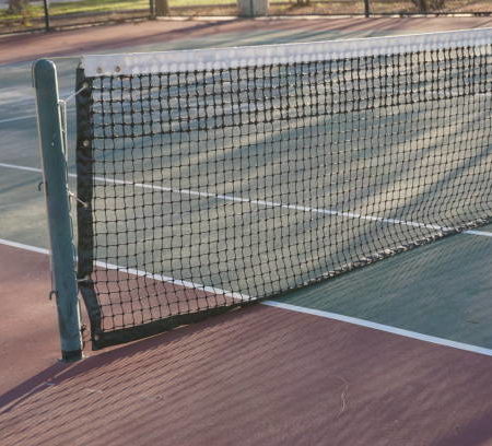 Avantages de l’utilisation de matériaux locaux dans la rénovation d’un court de tennis en béton poreux à Auxerre