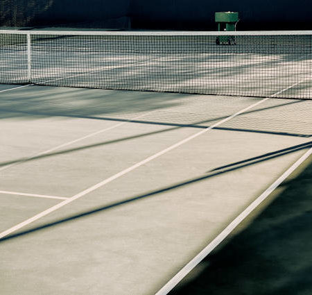 Comment assurer la conformité aux normes de sécurité lors de la rénovation d’un court de tennis en béton poreux à Auxerre ?