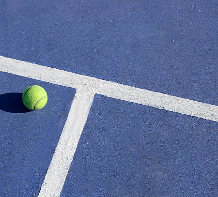 Entretien annuel d’un court de tennis en résine synthétique à Mouries