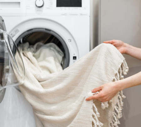 Comment Éduquer vos Clients sur les Meilleures Pratiques de Lavage et d’Entretien du Linge