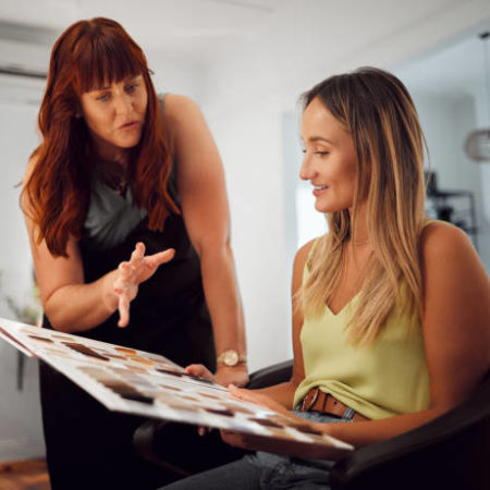 Stratégies pour Minimiser les Temps d’Attente et Optimiser l’Efficacité du Service dans un Salon de Coiffure