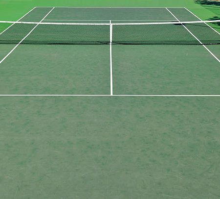 Comment maintenir la qualité du gazon synthétique d’un court de tennis à Mouries ?