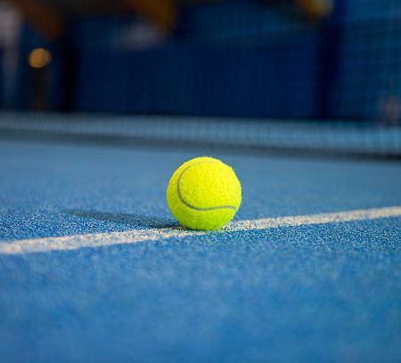 Comment Résoudre les Problèmes de Décoloration sur un Court de Tennis en Résine Synthétique à Mouries
