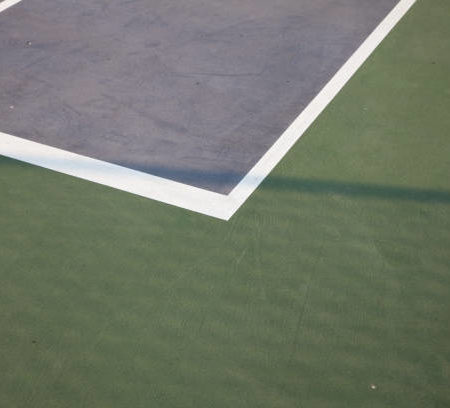 Quelles sont les étapes pour obtenir l’approbation des associations de tennis locales pour la rénovation d’un court de tennis en béton poreux à Auxerre ?