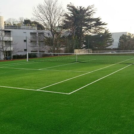 Qu’est-ce que fait un constructeur terrain de tennis Nice pour garantir la qualité ?