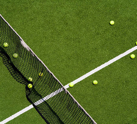 C’est quoi les délais typiques pour un constructeur de court de tennis à Nice ?