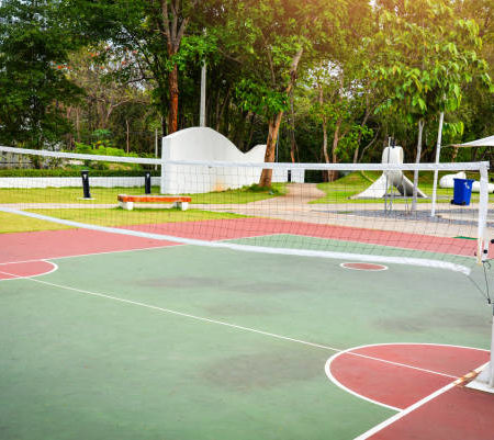 Comment la rénovation d’un court de tennis en béton poreux à Paris peut-elle influencer la consommation d’eau du terrain ?