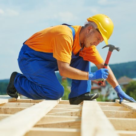 Comment un Charpentier Toiture à Antony peut-il améliorer l’isolation de ma maison grâce à la charpente ?