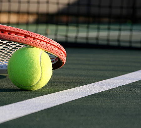 C’est quoi les différences entre les types de rénovations pour un terrain de tennis en béton poreux à Paris ?