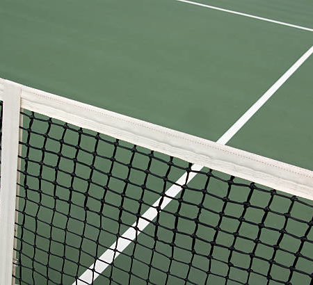 Pourquoi un entretien régulier après rénovation est-il crucial pour un terrain de tennis en béton poreux à Paris ?