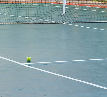 Quelle est la durée de fermeture d’un court de tennis à Paris pour une rénovation en béton poreux ?