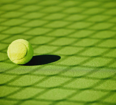 Comment la Construction d’un court de tennis en gazon synthétique à Cannes assure-t-elle une meilleure performance des joueurs ?