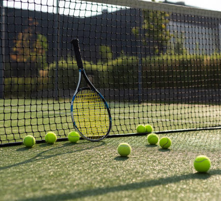 Comment la Construction d’un court de tennis en gazon synthétique à Cannes facilite-t-elle l’entretien du terrain ?