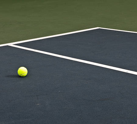 Comment la construction d’un terrain de tennis en béton poreux à Saint-Tropez peut-elle augmenter la valeur d’une propriété ?