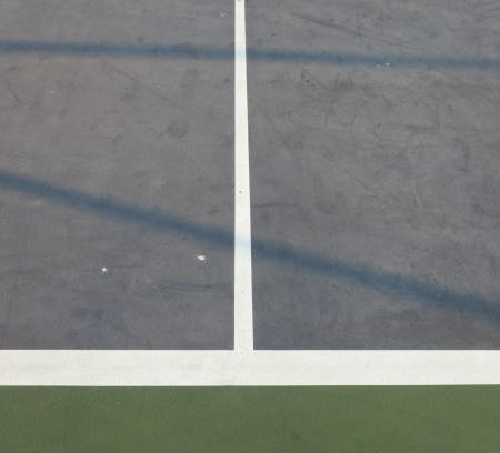 Comment la rénovation d’un court de tennis en béton poreux à Cannes améliore-t-elle les conditions de jeu ?