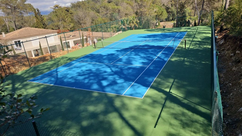 Construction d'un court de tennis en béton poreux à Saint-Raphaël