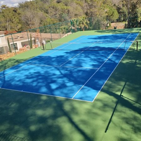 Comment le béton poreux améliore-t-il la résistance aux intempéries dans la construction d’un court de tennis en béton poreux à Saint-Raphaël ?