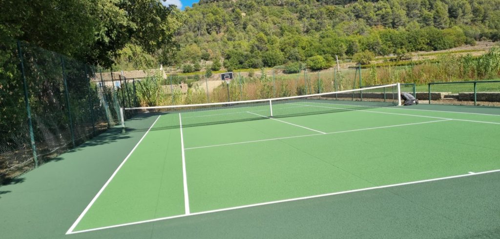 Construction d'un court de tennis en béton poreux à Saint-Raphaël
