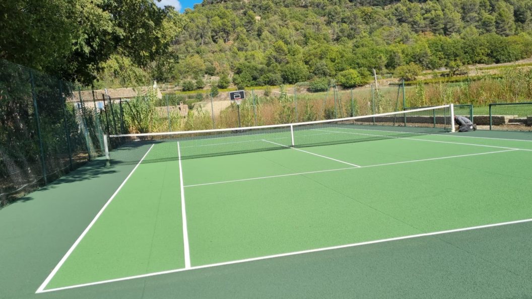 Construction d'un court de tennis en béton poreux à Saint-Raphaël