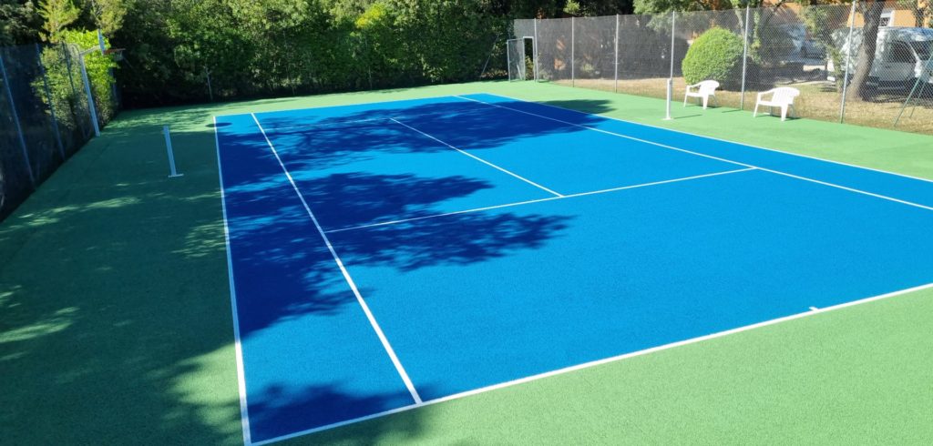 Construction d'un terrain de tennis en béton poreux à Cannes