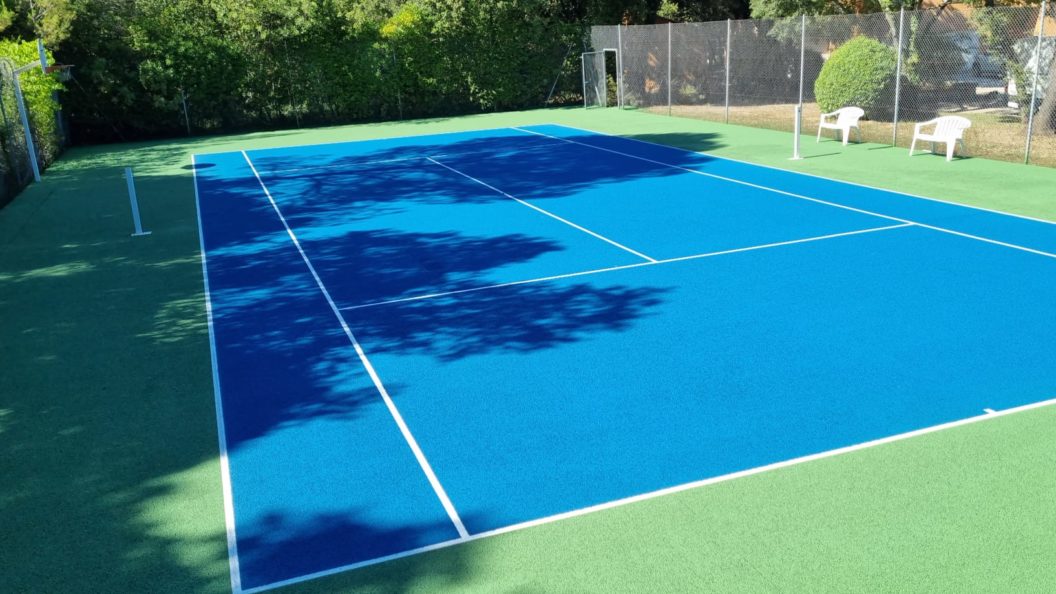 Construction d'un court de tennis en béton poreux à Saint-Raphaël