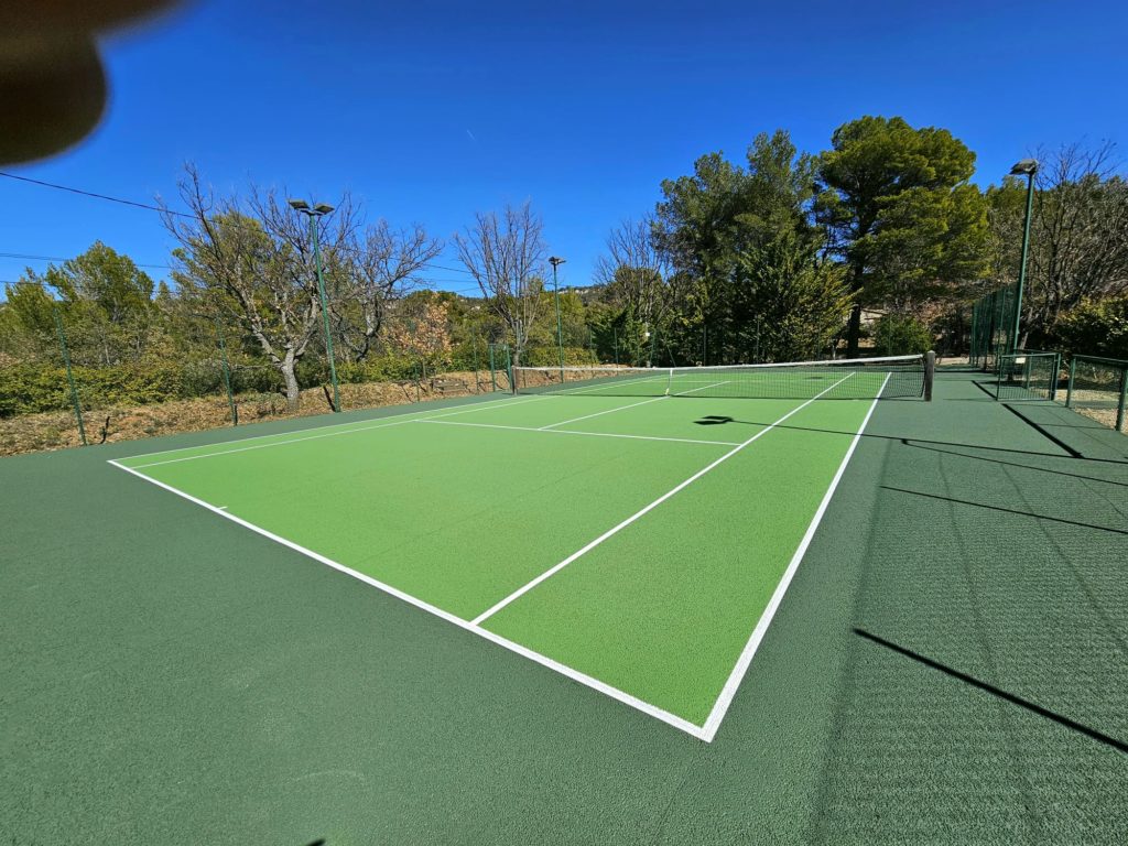 Construction d'un terrain de tennis en béton poreux à Nice