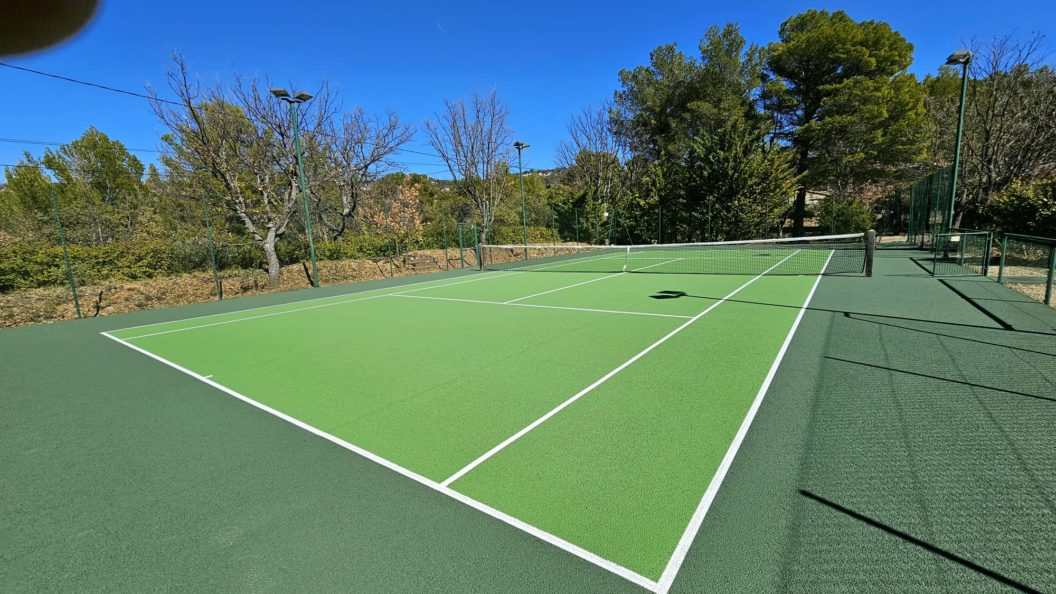 Construction d'un terrain de tennis en béton poreux à Nice