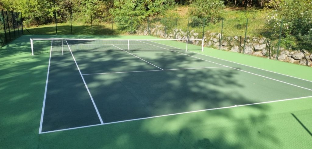 Construction d'un terrain de tennis en béton poreux à Nice