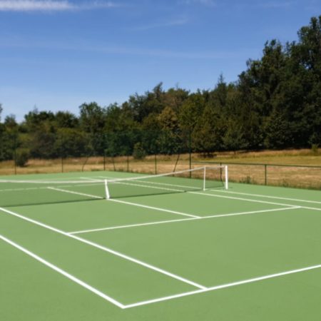 Comment choisir les matériaux pour la construction d’un terrain de tennis en gazon synthétique à Antibes ?