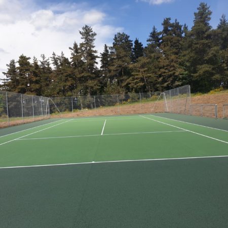 Pourquoi un terrain en béton poreux est-il plus facile à entretenir après la Construction d’un terrain de tennis en béton poreux à Nice ?