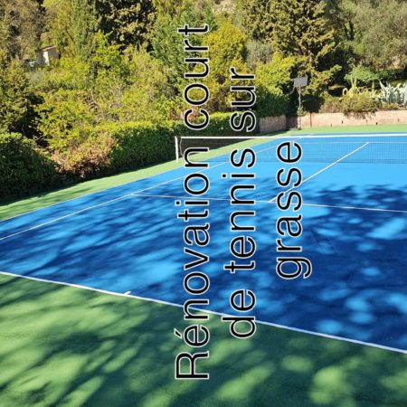 Comment minimiser les risques de fissuration lors de la construction d’un terrain de tennis en béton poreux à Nice ?