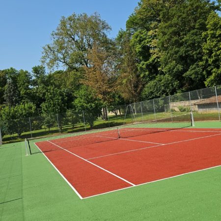 Pourquoi la ventilation du sol est-elle cruciale dans la construction d’un terrain de tennis en béton poreux à Nice ?