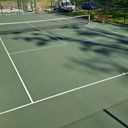 Comment garantir la durabilité des matériaux utilisés dans la construction d’un terrain de tennis en béton poreux à Nice ?