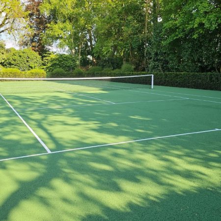 Comment la météo affecte-t-elle la construction court de tennis en gazon synthétique à Toulon ?