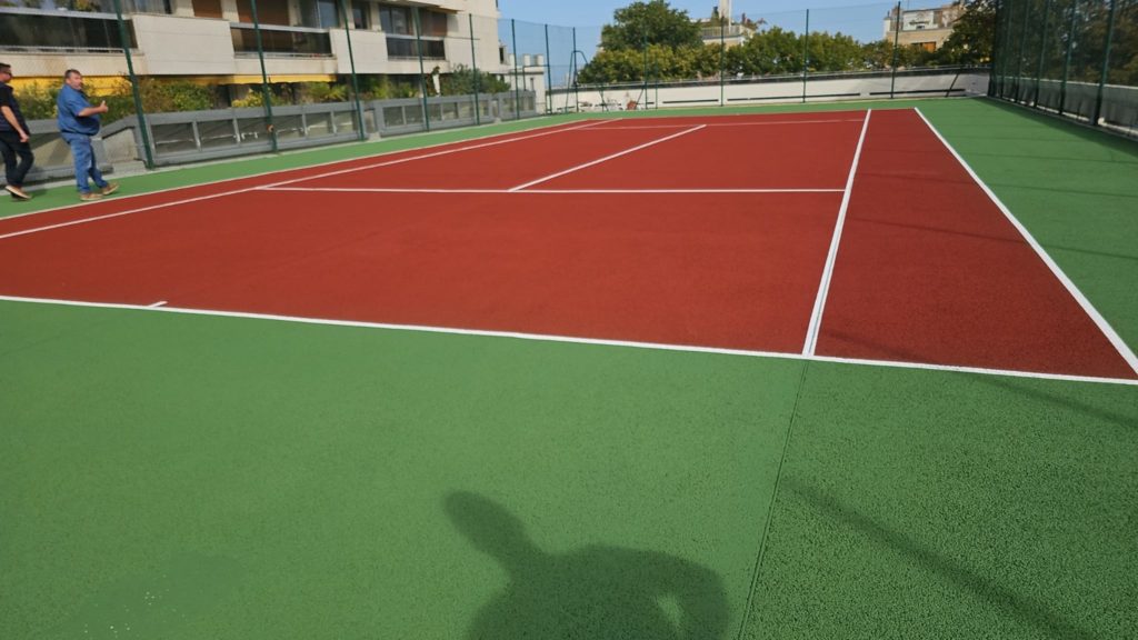 Construction d'un court de tennis en béton poreux à Saint-Raphaël