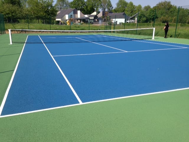 Construction d'un court de tennis en béton poreux à Saint-Raphaël