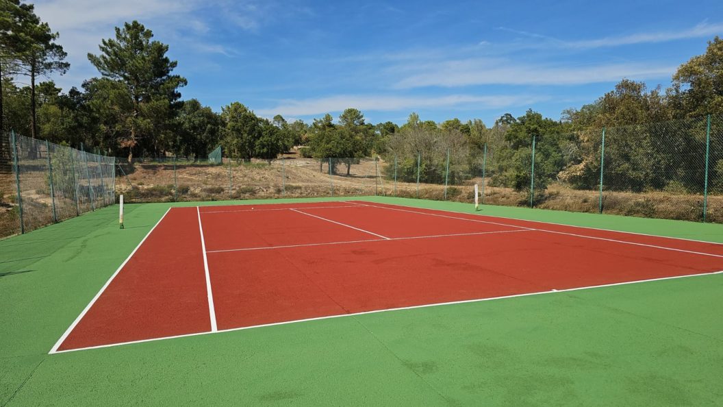 Construction d'un court de tennis en béton poreux à Saint-Raphaël