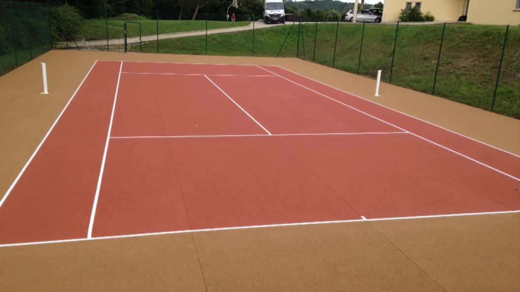 Construction d'un court de tennis en béton poreux à Saint-Raphaël